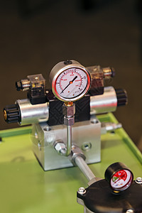 测量仪表装置滚筒操作员工程仪器开关木头软管加工机器引擎图片