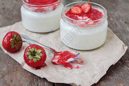 酸奶加果酱酱 在玻璃和一桶新鲜草莓甜点羊皮纸水果牛奶早餐收成奶油饮食浆果勺子图片