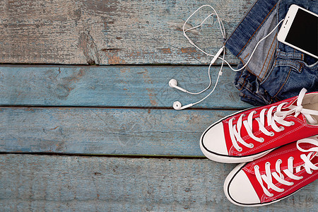 红复古运动鞋和智能手机及耳耳机配饰生活短裤时尚工具青少年电话蓝色音乐女士图片