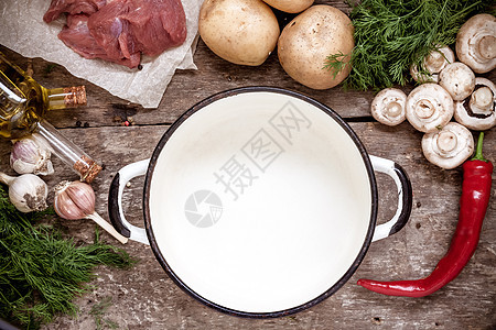原生原料 土豆 肉 蘑菇 鹦鹉 油 胡椒桌子食物木头炖肉烹饪盘子午餐厨房蔬菜洋葱图片