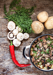 土豆泥和蘑菇 在木木背景和生的i上厨房盘子沙锅食物猪肉木头台面午餐辣椒乡村图片