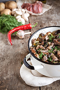 土豆泥和蘑菇 在木木背景和生的i上桌子厨房洋葱食物沙锅蔬菜土豆辣椒平底锅炖肉图片