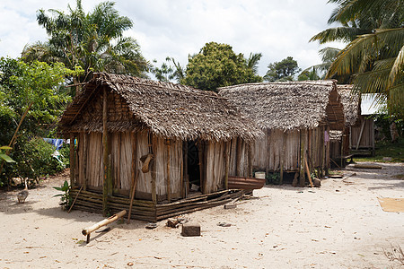 马达加斯加马拉昂antsetra地区的非洲疟疾小屋窝棚热带贫困荒野异国农村建筑学国家情调稻草图片