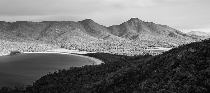 位于塔斯马尼亚Freycinet国家公园的葡萄玻璃湾海滩支撑海岸线海岸海景风景海浪图片