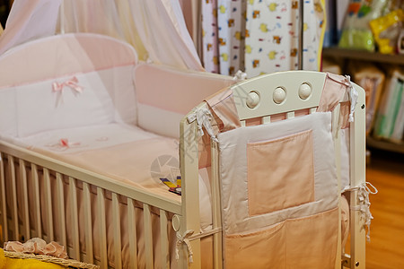 婴儿的血压木头婴儿床床垫白色童年生活天篷家具卧室摇篮图片