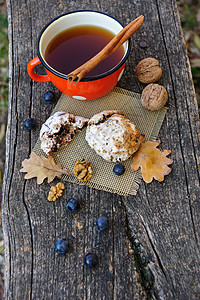 浪漫的秋天静止的生命茶杯浆果树叶木板糕点甜点野餐季节背景杯子图片