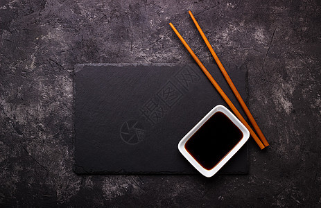 寿司筷子和酱油岩石黑色大豆文化用具竹子石头红色菜单餐厅图片