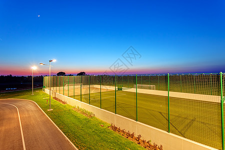 小型足球球场绿色竞赛运动建筑聚光灯水平天线沥青操场体育场图片