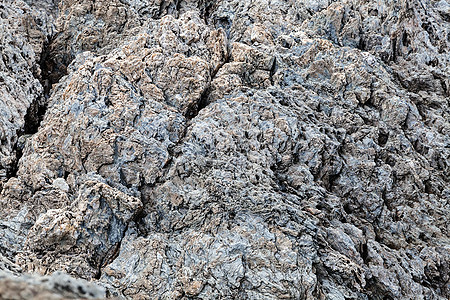 海滩上锋利的灰色岩石天空海岸线海景材料石头支撑旅行海浪悬崖地质学图片
