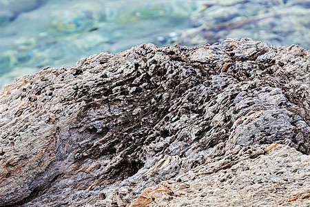 海滩上锋利的灰色岩石悬崖支撑海景材料石头海岸海岸线天空海浪旅行图片