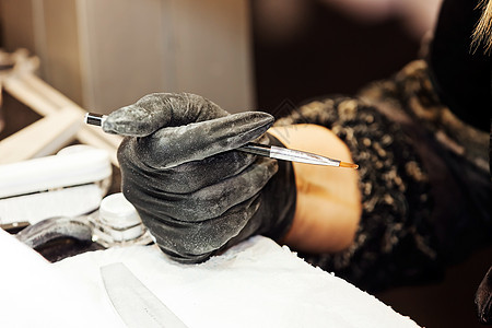在美甲沙龙的女人指甲手指女孩治疗美甲师化妆品身体温泉美容师凝胶图片