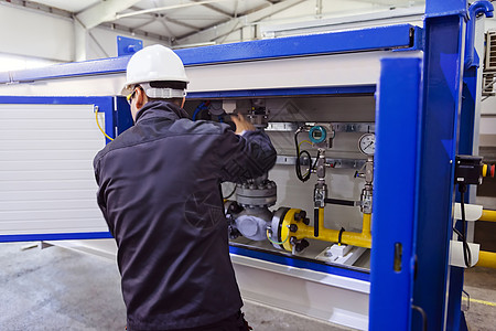 生产车间质量控制工具持有者工作安全男人操作员衣服大厅金属工程图片