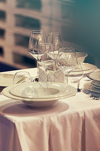 陶瓷板和优雅杯牛奶饮料玻璃陶瓷茶壶厨房杯子制品餐具桌子图片