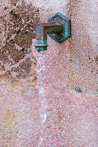 旧的饮用水喷泉龙头石头公园口渴金属白色大理石功能液体图片