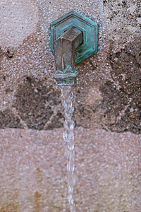 旧的饮用水喷泉公园液体金属大理石白色龙头功能石头口渴图片