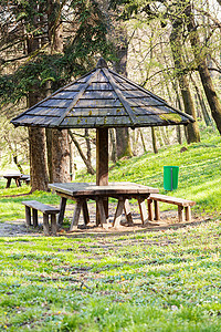 野餐地点长椅公园林地休息处阴影森林绿色农村休息树木图片