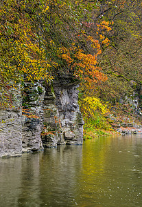山河背景的岩石悬崖灌木丛血统涟漪木头巨石反射通量叶子衰退波纹图片