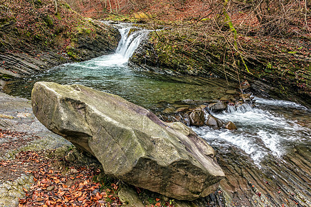 带石块和苔的森林河流流动叶子溪流公园瀑布石头巨石绿色荒野苔藓图片