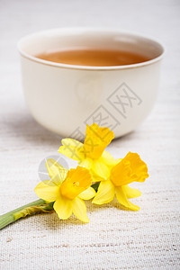 杯黑茶早餐盘子糖果花束饮料水仙杯子花瓣装饰白色图片