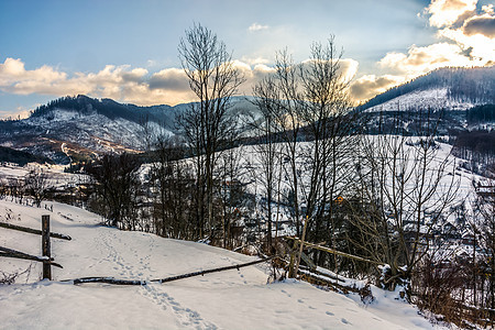 冬季在山边的雪地农村地区围栏上图片