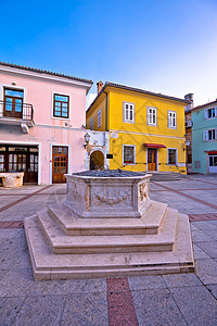 Krk镇历史古老的正方石图片
