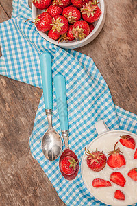 在一杯酸奶和新鲜草莓 蓝汤匙毛巾上食物杯子牛奶甜点厨房水果浆果盘子奶油营养图片
