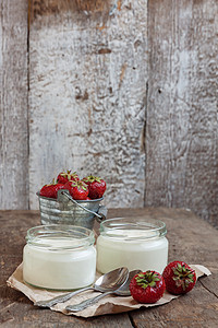 杯子和水桶里有新的草莓 在一棵树上收成奶制品浆果甜点羊皮纸牛奶食物水果勺子饮食图片