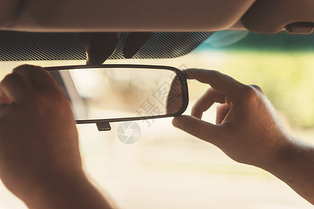 男人的手纠正了汽车后视镜 反转宏观安全白色玻璃车轮女士反射运输成人司机图片