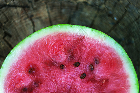 木木背景的半个西瓜 顶视图 缝合饮食热带骨头桌子甜点水果宏观乡村食物木头图片