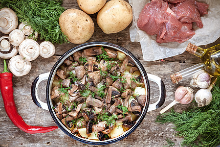 土豆泥和蘑菇 在木木背景和生的i上盘子台面午餐平底锅食物辣椒食谱厨房木头蔬菜图片