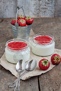 酸奶加果酱酱 在玻璃和一桶新鲜草莓牛奶勺子食物饮食水果收成浆果早餐羊皮纸甜点图片