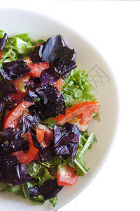 餐桌上的新鲜蔬菜沙拉 特写 隔开胡椒小吃叶子食物美食午餐维生素黄瓜盘子饮食图片