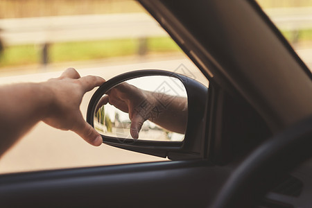 男人的手纠正了车里的侧镜 回过头来安全反射女士玻璃驾驶后视镜汽车车轮宏观司机图片