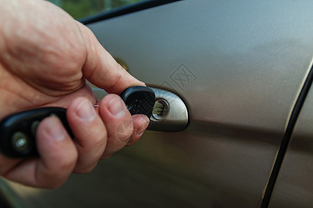 男人的手用钥匙打开车门商业安全驾驶车辆汽车男性控制保险手指水平图片