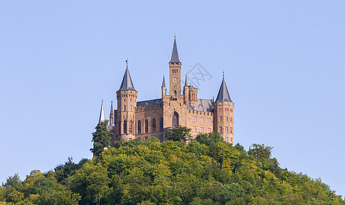著名的城堡的空中景象丘陵地标历史性国王堡垒森林建筑学建筑全景故事图片