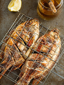 生锈烤烤鱼烧烤海鲜食物图片