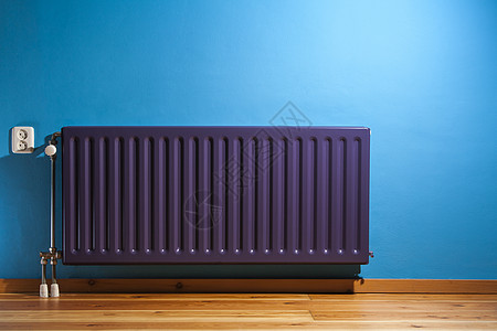 紫色散热器和蓝色墙壁技术活力金属加热器房子房间力量地面加热温度图片