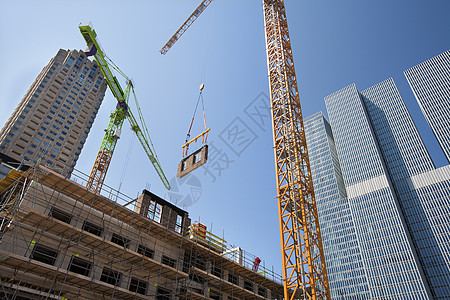 在建筑工地抬起墙壁的起重机天空项目进步城市工作办公室建筑学工程工业商业图片