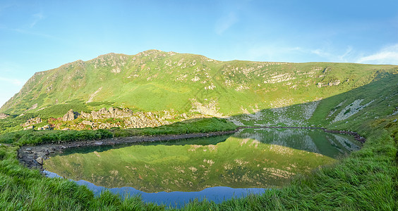 山湖和山坡中反映的山坡山地远足矿床天气海岸山脉季节衬套草地灌木图片