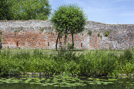 旧城墙绿色池塘历史性安全石头天空历史地标遗产城市图片