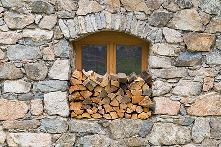 堆积在窗口中的柴林原木甲板房子阳台日志柴堆木材农村家园乡村木头图片