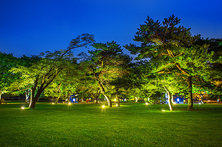 晚上公园灯笼派对旅行花园胡同蓝色天空城市季节街道图片