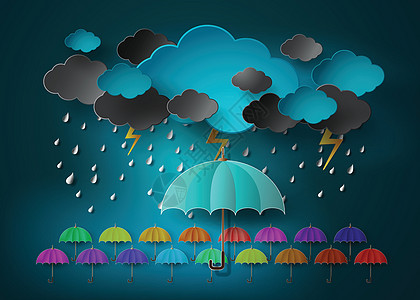 在黑暗的天空中 雨伞下着大雨图片