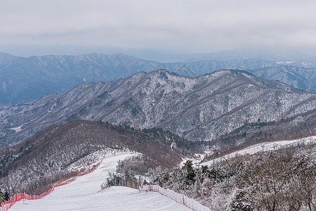 韩国山峰冬季风景白雪滑雪季节森林图片