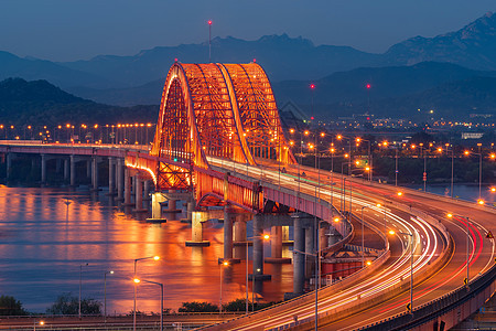 晚上在韩国首尔的邦华桥图片