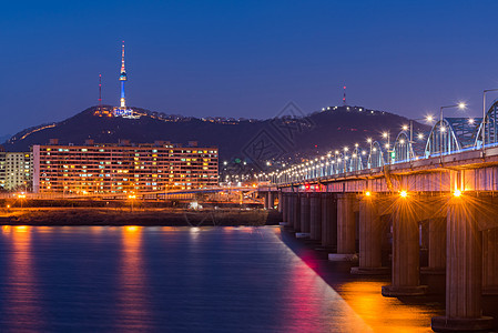 韩国首尔的首尔地铁和桥梁图片