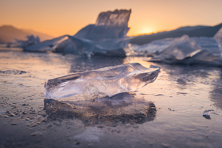 冰雪在湖上爬行 在科瑞亚的冬季风景图片