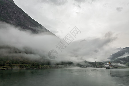 挪威山尽端的Geiranger全景森林绿色峡湾天空薄雾海岸风景阴霾多云图片
