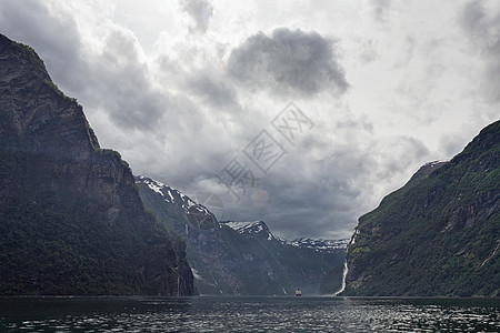 三亚游轮挪威山尽端的Geiranger旅游峡湾顶峰阴霾薄雾旅行游轮瀑布风景海岸背景