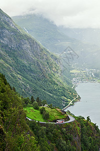 挪威山尽端的Geiranger绿色全景阴霾多云旅行森林国家天空峡湾旅游图片